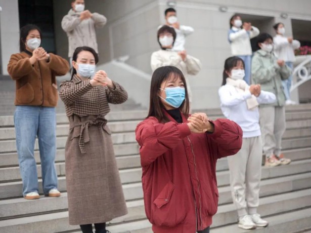 手绘心语 抗疫同担———我校美育志愿者用艺术火种唤醒生命美感